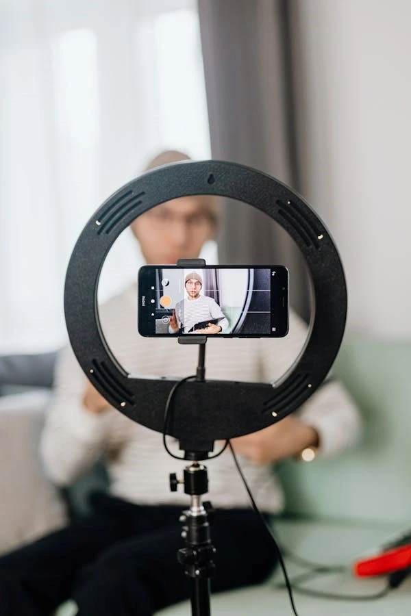 Review vlogger making video